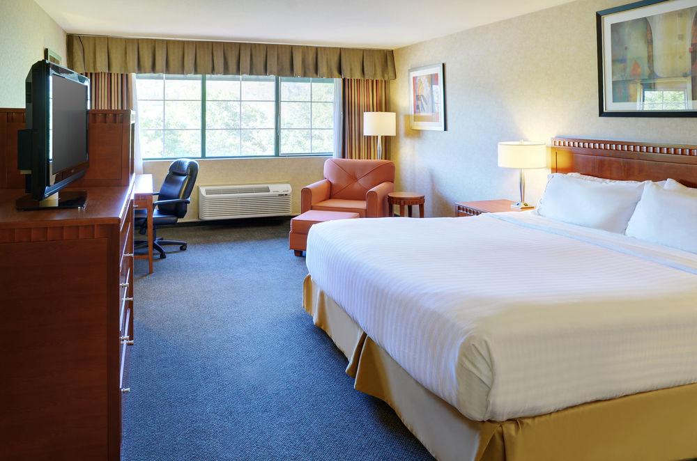 Hotel Kelowna & Conference Centre Экстерьер фото