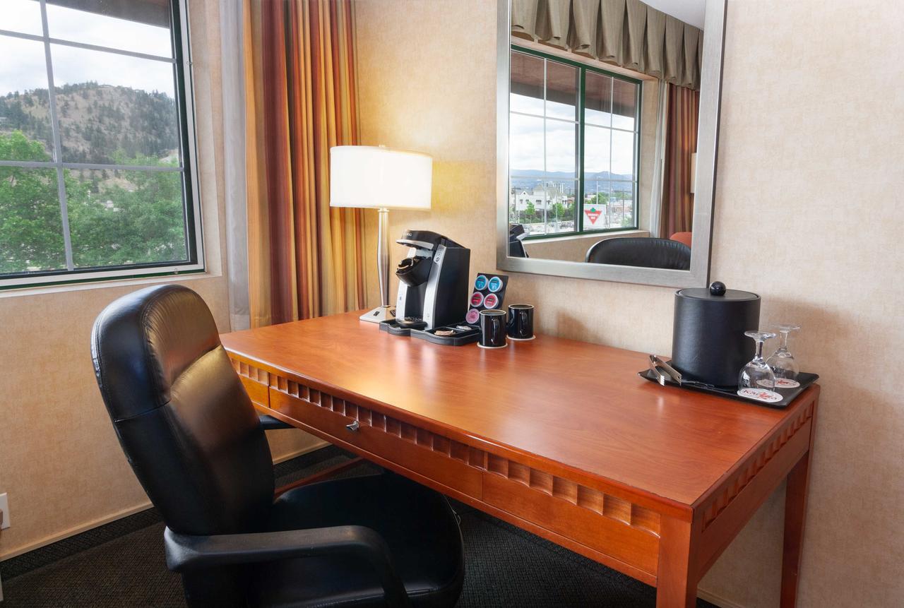 Hotel Kelowna & Conference Centre Экстерьер фото