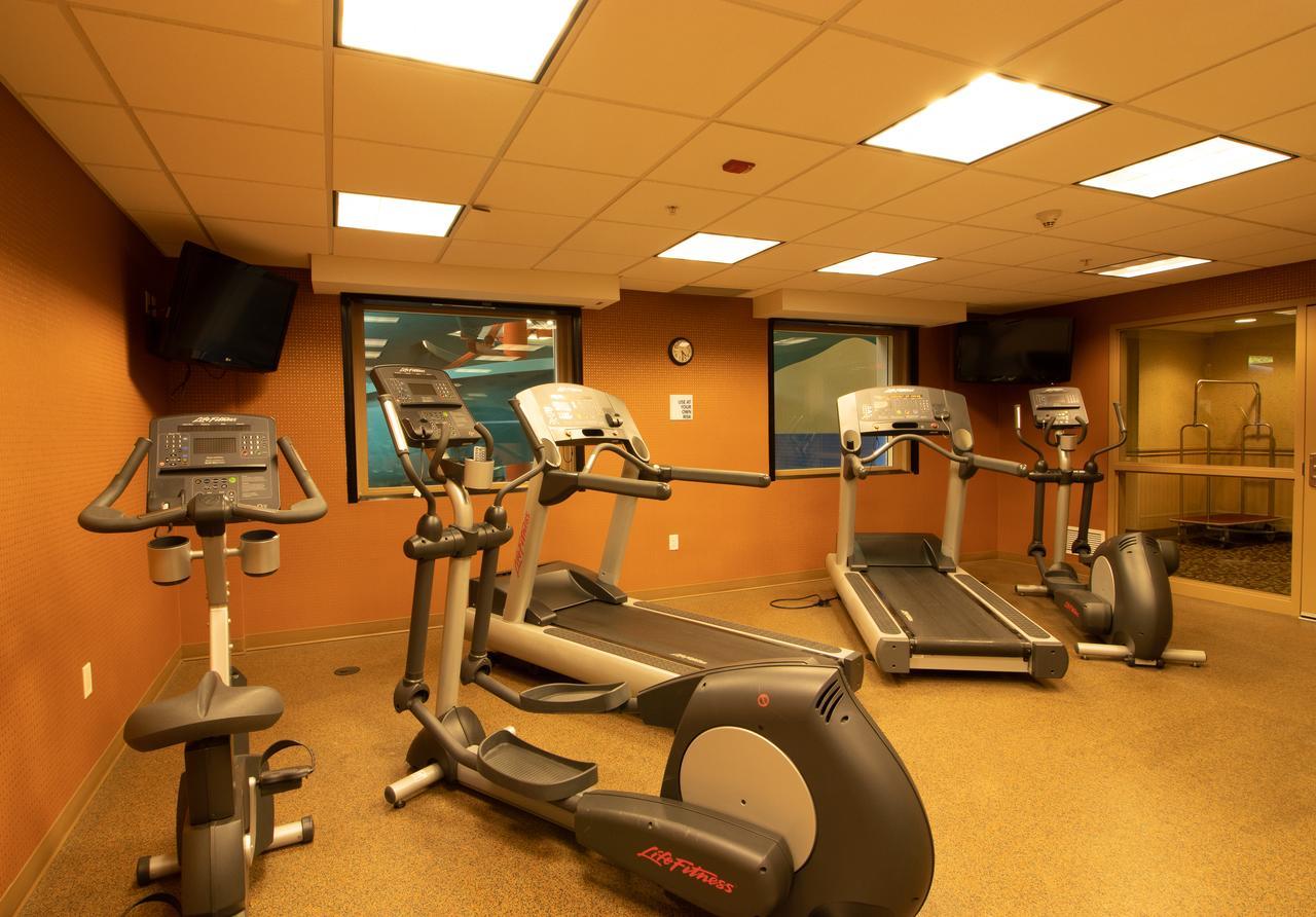 Hotel Kelowna & Conference Centre Экстерьер фото