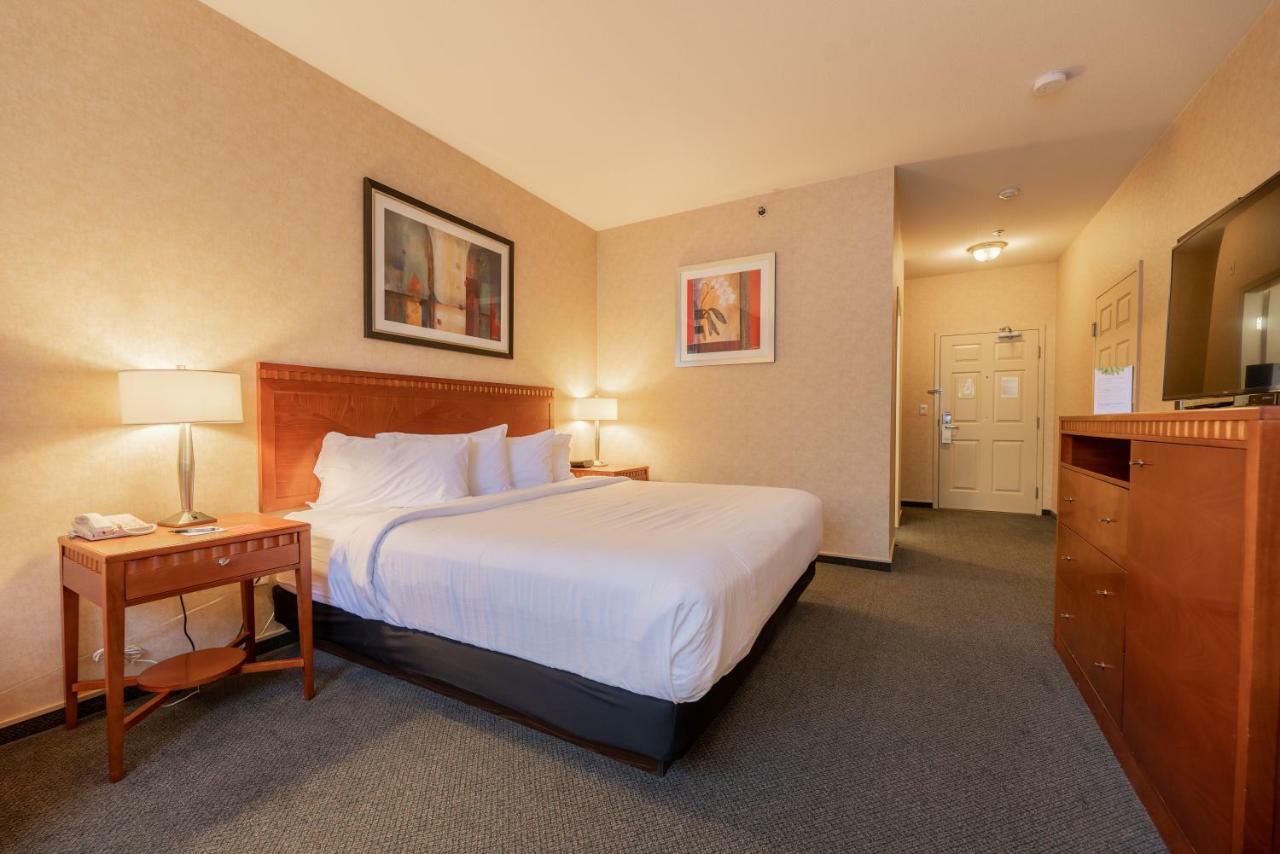 Hotel Kelowna & Conference Centre Экстерьер фото