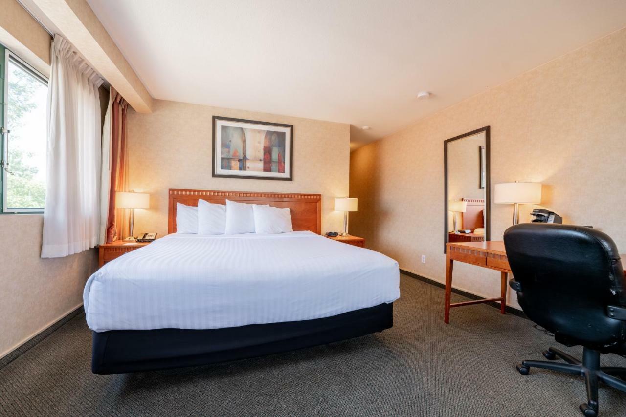 Hotel Kelowna & Conference Centre Экстерьер фото